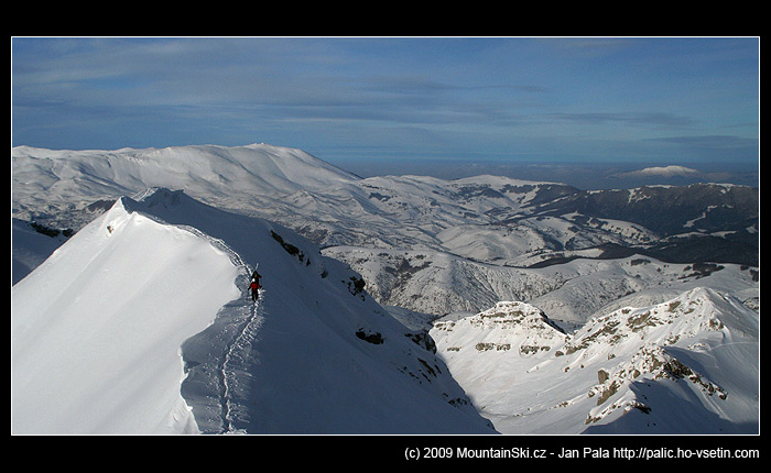 Na obě strany prudce dolů...