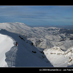 Na obě strany prudce dolů...