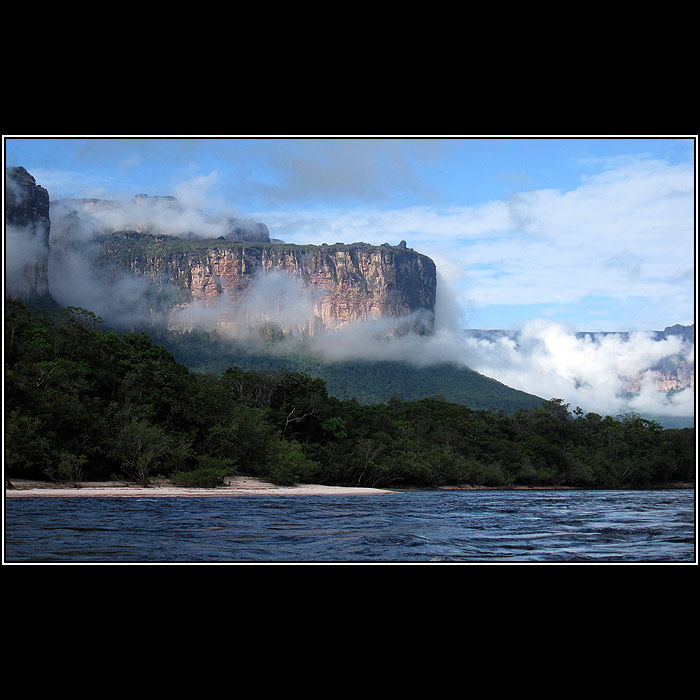 /// Plavba pod stolovkama ///