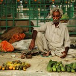 Islamabad bazar - zelenina a smutný obchodník