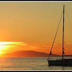 jachta při západu slunce