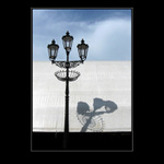 Pod lampou bývá tma