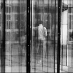 Zavřeni ve svých světech, oknem se díváme ven