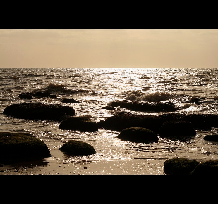 Hra světel na mořské hladině