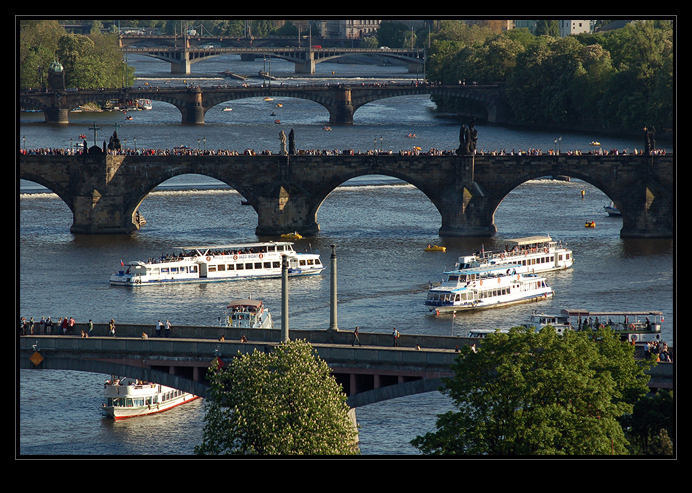 Parníky pod pražskými mosty