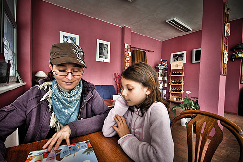 V kavárně