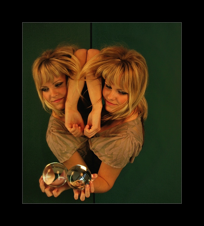 Dievča so skenenou guľou