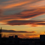 Korenistý západ nad mestom