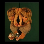 Dievča so skenenou guľou