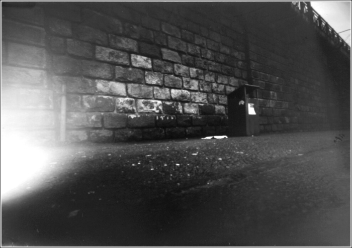 [ Zátiší s nedopalky, odpadkovým košem a nějakou trubkou ]