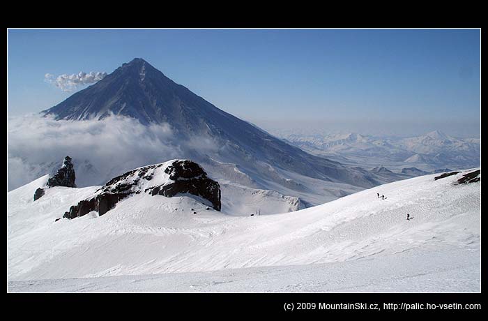 Při sjezdu z jedné sopky k tomu kouří druhá