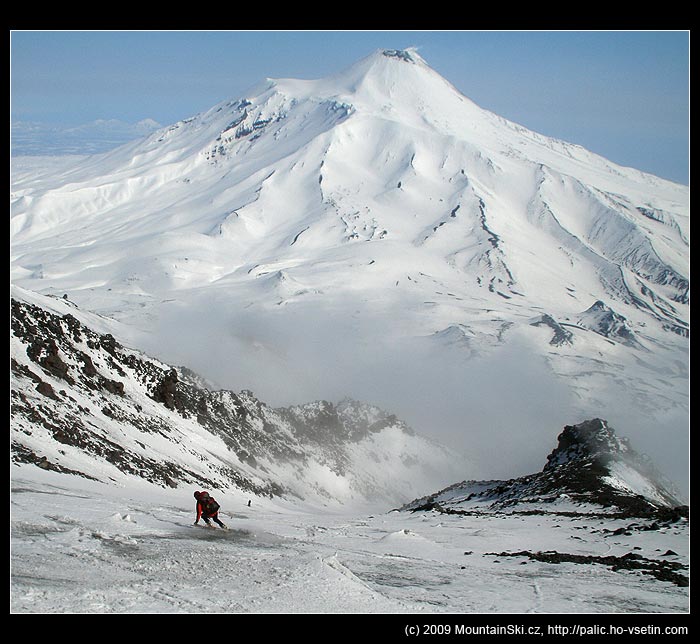 Sopka přede mnou, sopka za mnou, vzadu Tichý oceán