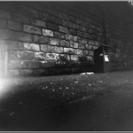 [ Zátiší s nedopalky, odpadkovým košem a nějakou trubkou ]