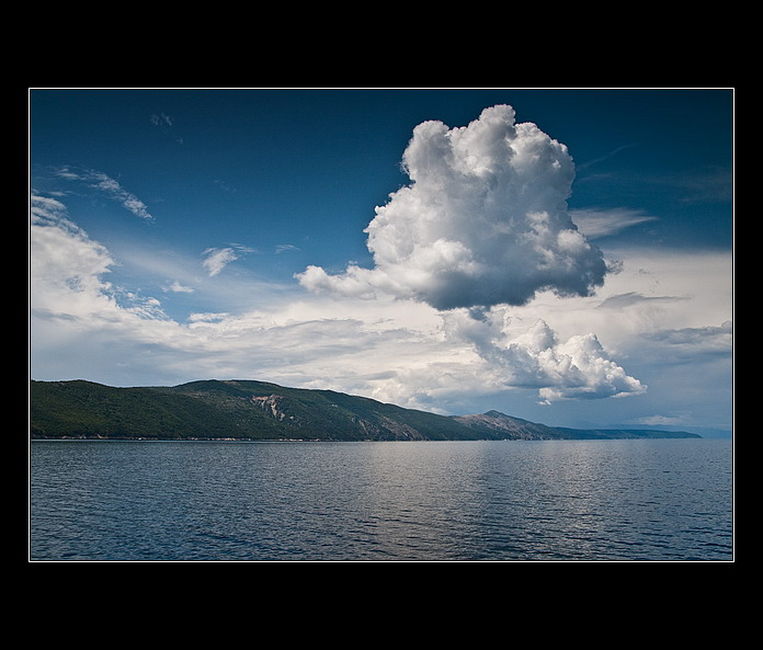 Exploze mraků nad ostrovem