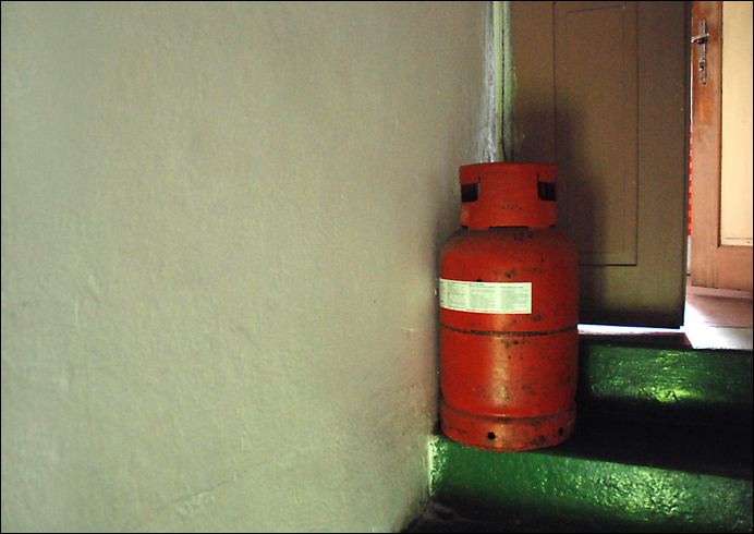 Zátiší s červenou bombou