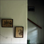 Zátiší s obrázky, prasklinami a jedním schodem