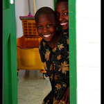 V Keni se děti doktorů nebojí...zvlášt bílých ne :)