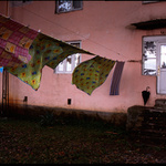 Ticho přinášené bouří bylo přerušováno plachtěním sušeného prádla