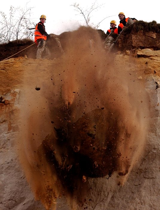 Shazování balvanů z hradu Jestřebí