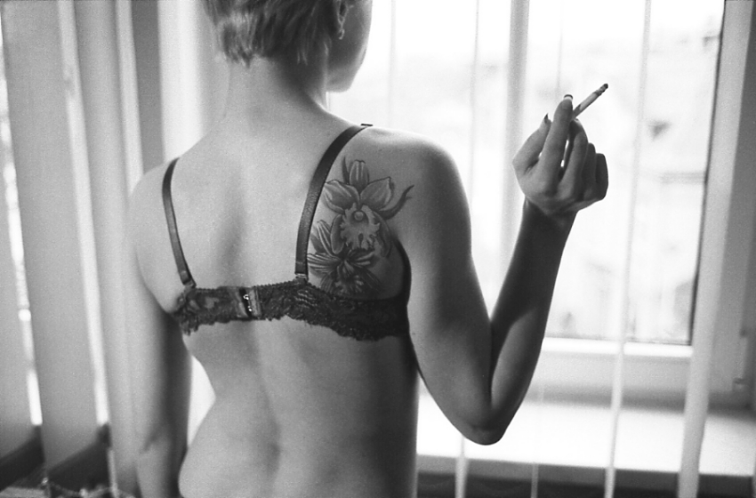 dívka s cigaretou II