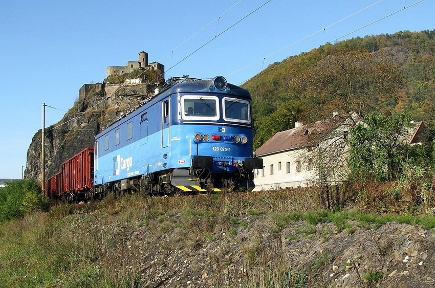 Průjezd čtyřkoláku pod střekovským hradem