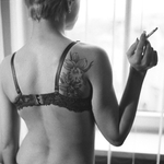 dívka s cigaretou II