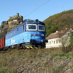 Průjezd čtyřkoláku pod střekovským hradem