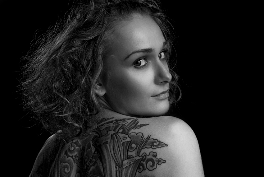 dívka s tetováním