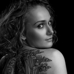 dívka s tetováním