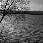 Dubnový podvečer u vody