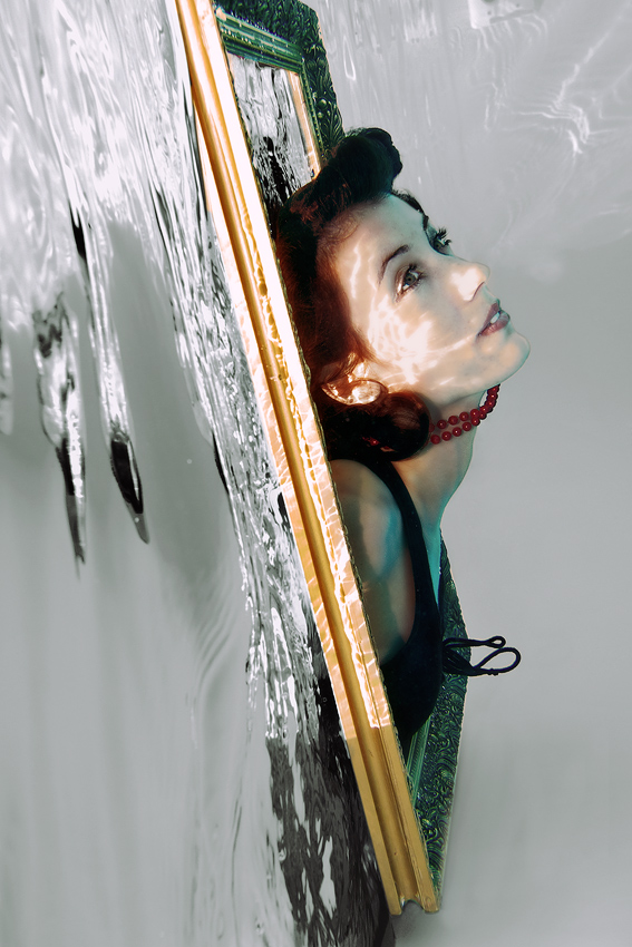 vykouknutí  z šedi