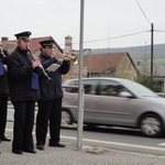 Oslava 28. října v obci protnuté silnicí první třídy