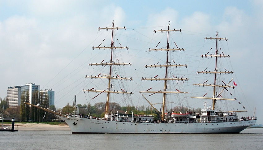 Dar Mlodezu, Antwerpy