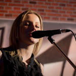 - zpěvačka Exit 18 -