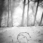 pod lampou, ale níž