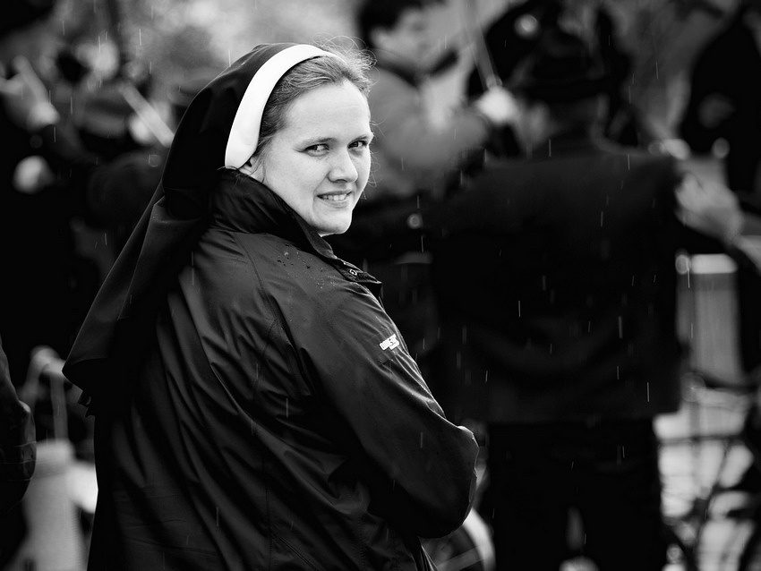 Ohlédnutí  a úsměv v dešti...