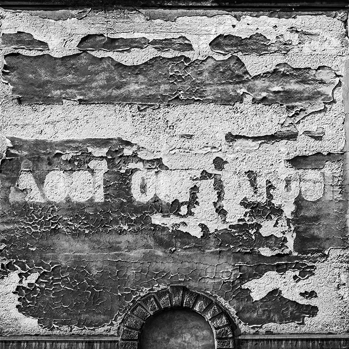 Pozor padá omítka!