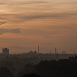Město smogem oplývající