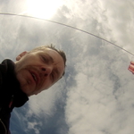 chlap vošklivá, kříž divnej, lano prohnutý...