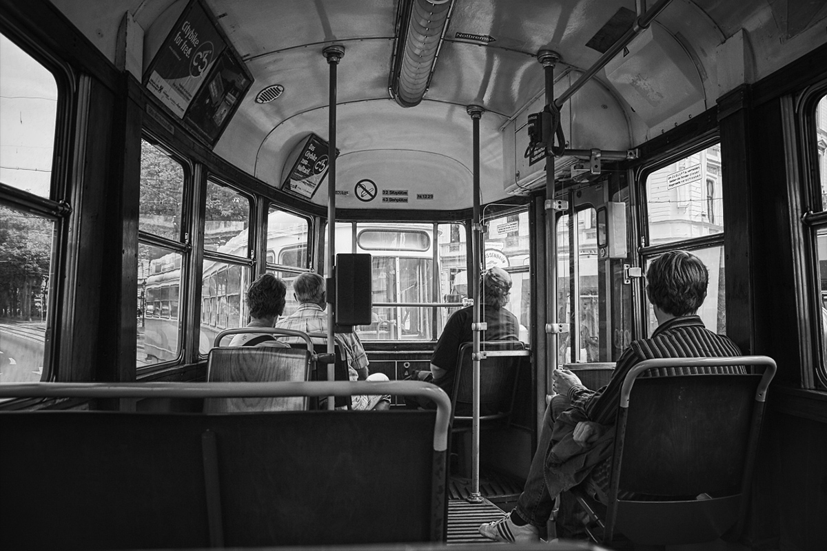V tramvaji.