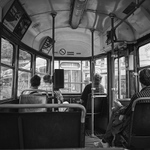 V tramvaji.