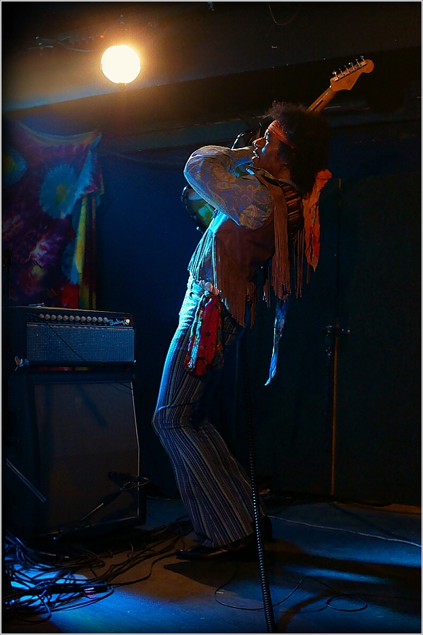 ...skoro úplně pravej Jimi Hendrix v pražském Vagonu :-)...
