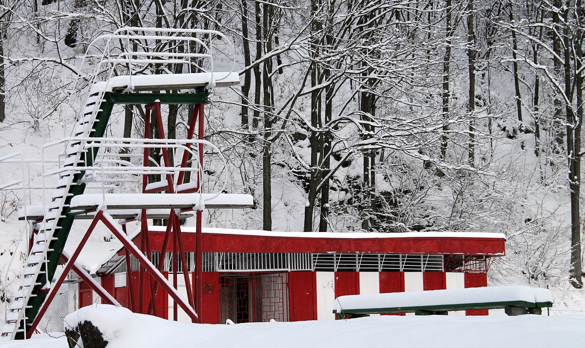 kontrast v zasněžené krajině