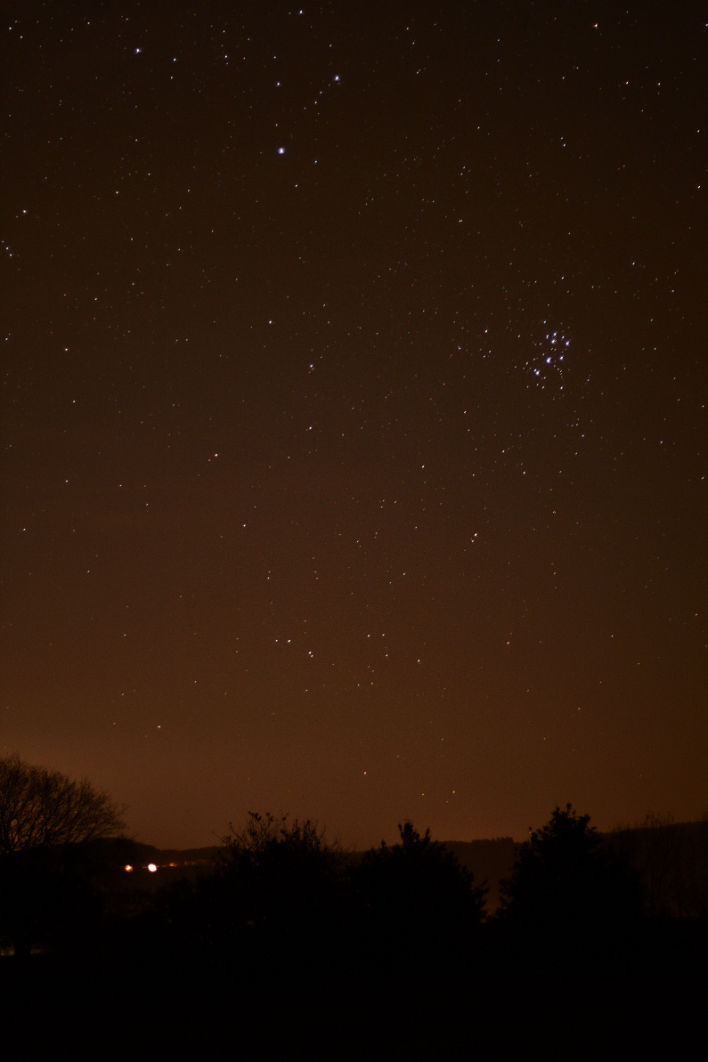 Plejády nad městem