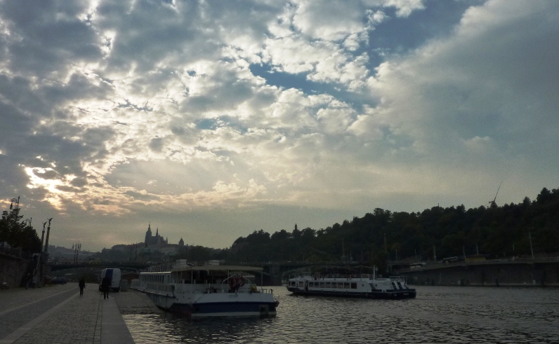 Nebe nad hradem