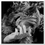 Dívčí ruka se psem