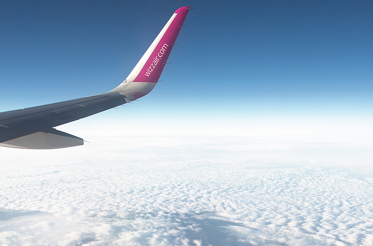 ..wizzair, zářivě bílá pr..obloha..