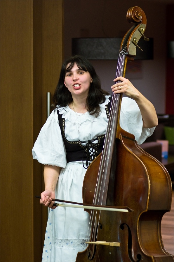Bass-woman