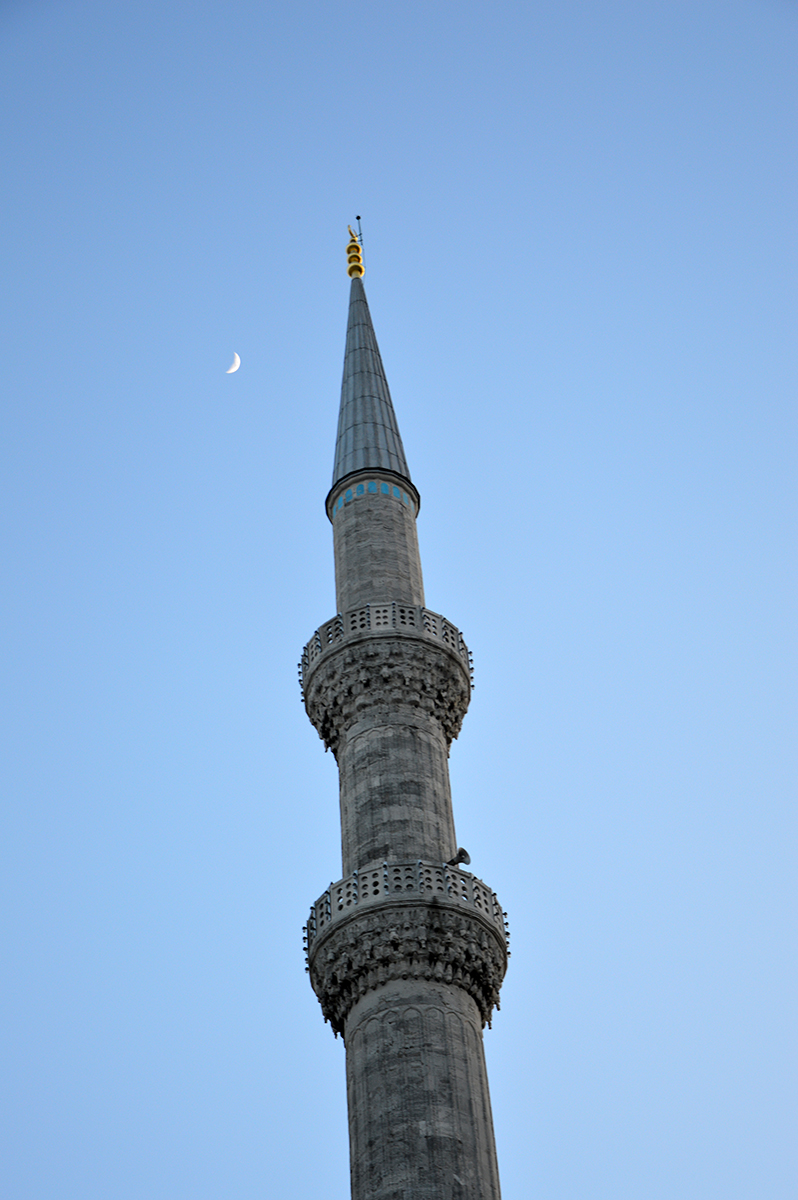 Minaret s tureckým měsícem
