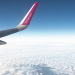 ..wizzair, zářivě bílá pr..obloha..